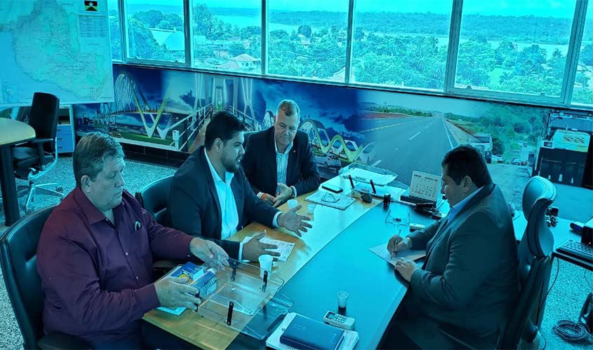 Jean Oliveira solicita do DER recapeamento e tapa buracos para ruas e avenidas de Alto Alegre