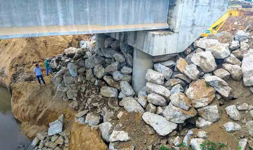 Alex Redano destaca início do trabalho do DER no aterro das cabeceiras da ponte no rio Jamari, na BR-421