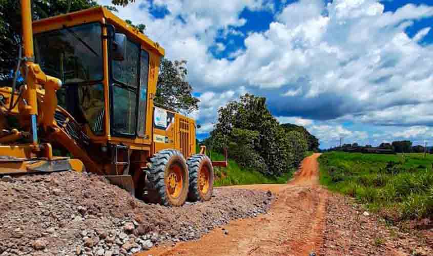 De Urupá a Mirante da Serra, equipes do DER executam trabalhos de retirada de atoleiros e lamaçal