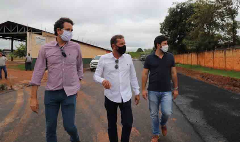 Prefeito Hildon Chaves vistoria obra no bairro Lagoa