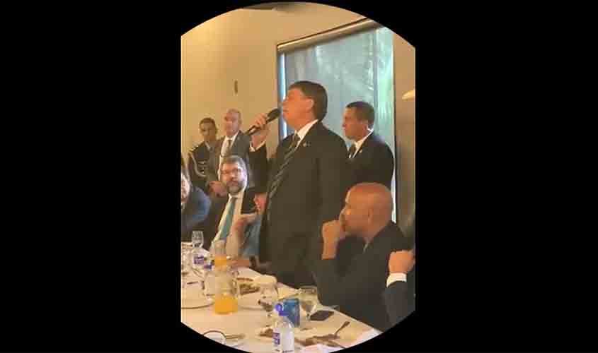 Internautas dizem que Amado Batista virou 'odiado Batista' após aparecer em cena vexaminosa ao lado de Bolsonaro