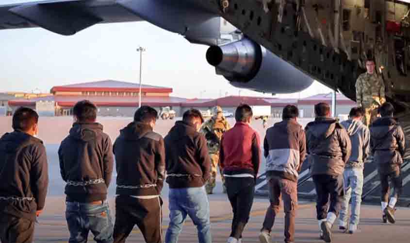 Até os milicianos se divertem com o drama dos deportados