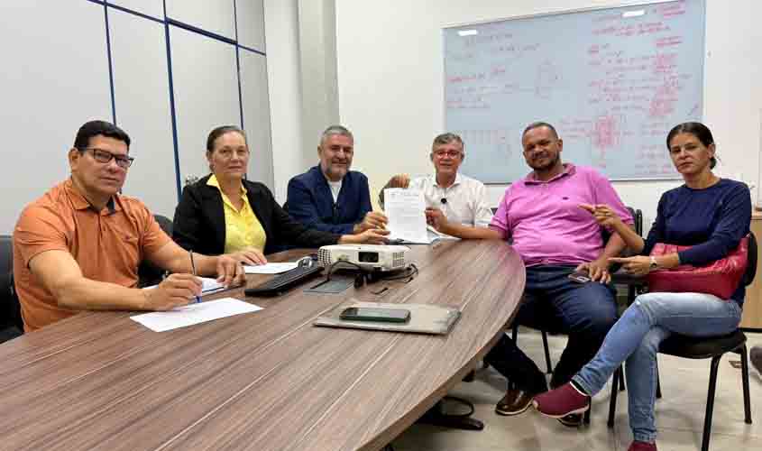 Vereador Everaldo Fogaça reforça pedido de regularização fundiária dos bairros Porto Cristo e Aparecida em reunião na SEMUR