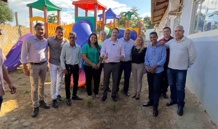 Deputado Alex Redano vistoria emenda de R$ 500 mil para playground ecológico em Machadinho