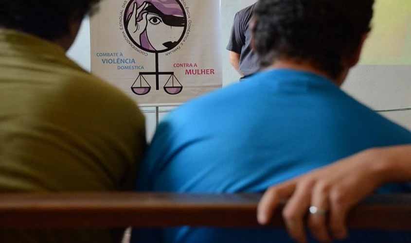 Grupos para homens reduzem reincidência de violência doméstica