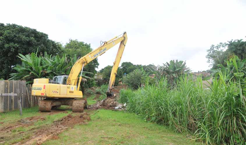 Prefeitura realiza limpeza em mais um canal na área urbana de Porto Velho