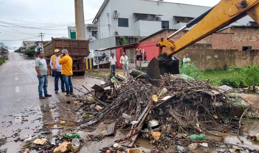 Semusb inicia limpeza no Canal Igarapé Grande, em Porto Velho