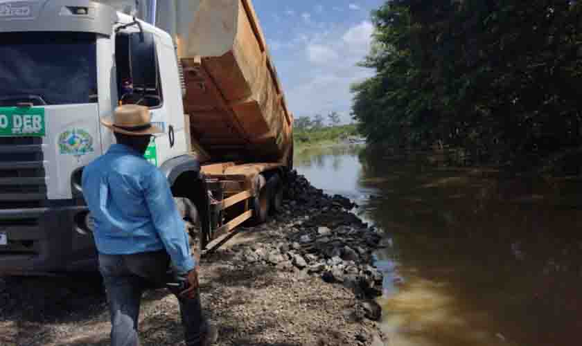 IMPROVISO: DNIT começa a elevar pista da BR tomada pela enchente, isolando Porto Velho e Rio Branco