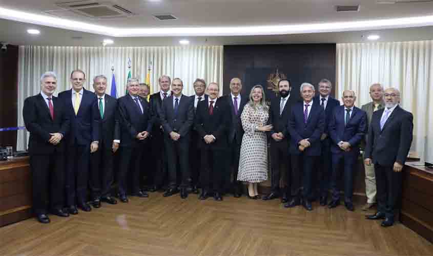 Ameron prestigia sessão de aposentadoria do juiz José Antônio Barretto