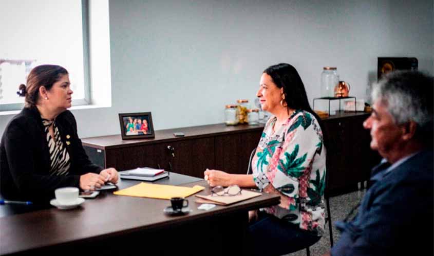 Cássia Muleta recebe pedidos de vereadores para recuperação de vias em Vale do Anari