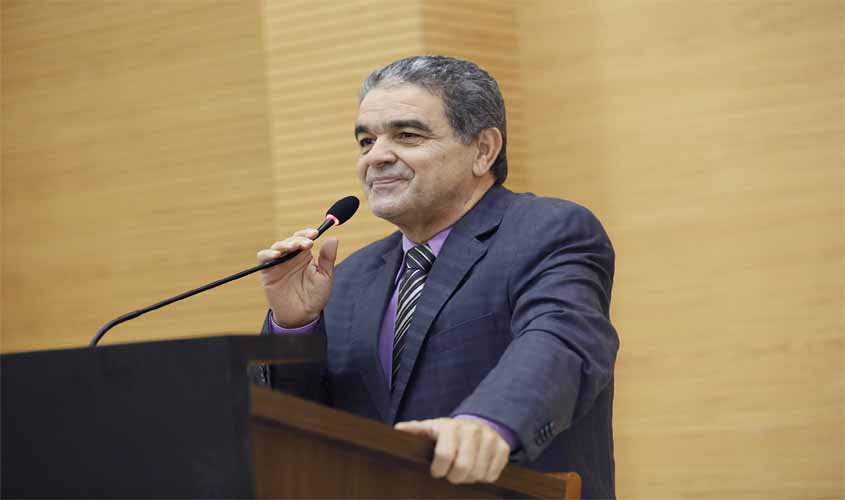 Aélcio da TV homenageia Colégio Tiradentes de Jaci Paraná com Voto de Louvor