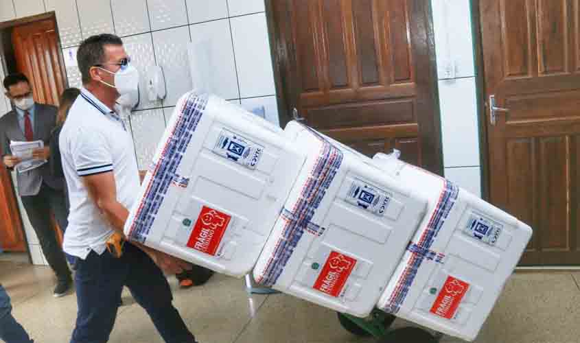 Nova remessa de vacinas chega a Rondônia e alcança público de 65 anos 