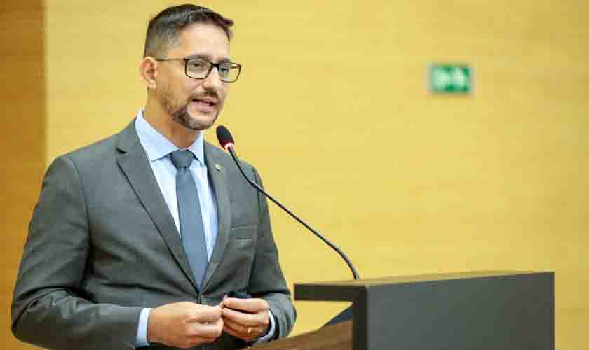 DER atende pedido do deputado Anderson e recupera trechos da RO 387 que liga o município de Espigão do Oeste à BR-364