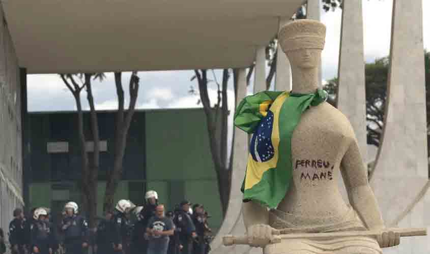 Moraes concede prisão domiciliar a mulher que pichou estátua no STF