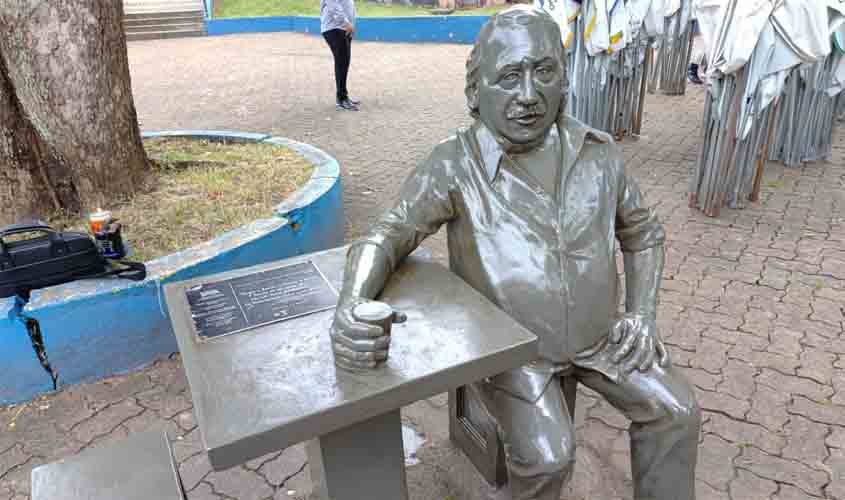 Prefeitura de Porto Velho reverencia fundador da Banda do Vai Quem Quer com restauração de estátua em sua homenagem