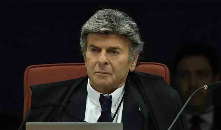 Folha joga Bolsonaro no colo de Fux