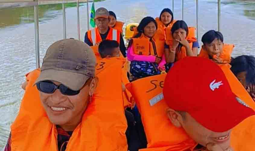 Comunidade indígena recebe lancha para transporte escolar
