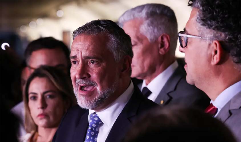 Base do governo pede indiciamento de Bolsonaro na CPMI do INSS