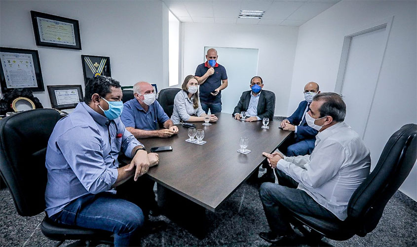 Laerte Gomes recebe diretoria da Arom para tratar de ações contra o Coronavírus