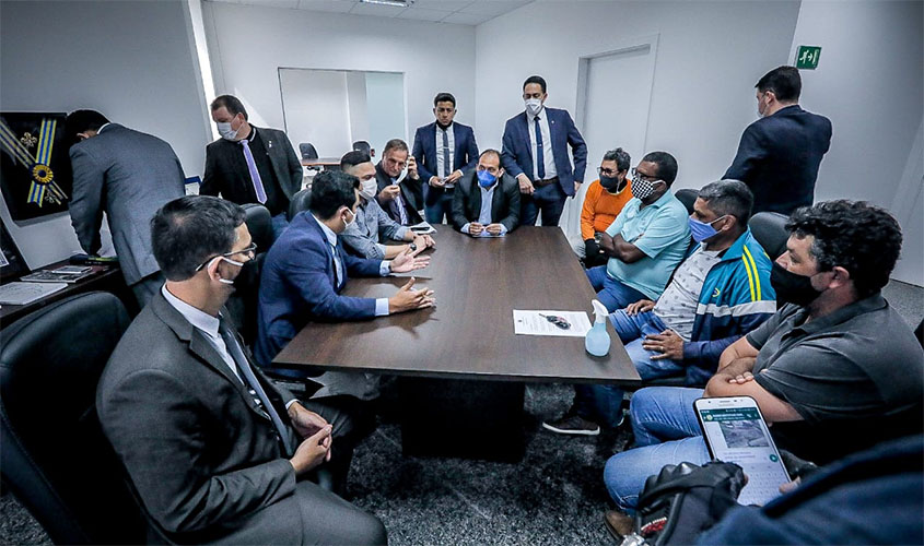 Laerte Gomes e deputados se reúnem com representantes dos mototaxistas