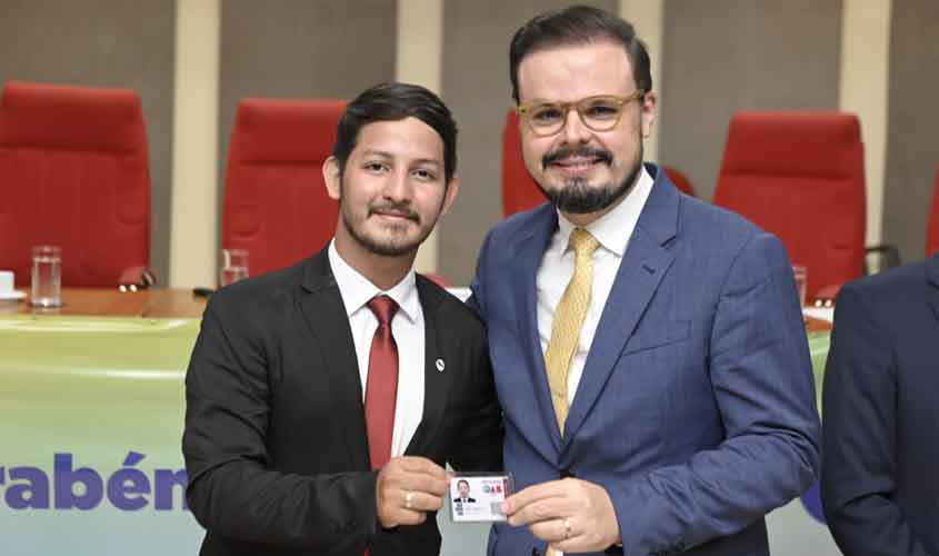 De bolsista a advogado: Henry Fabrício recebe credencial em cerimônia da OAB Rondônia