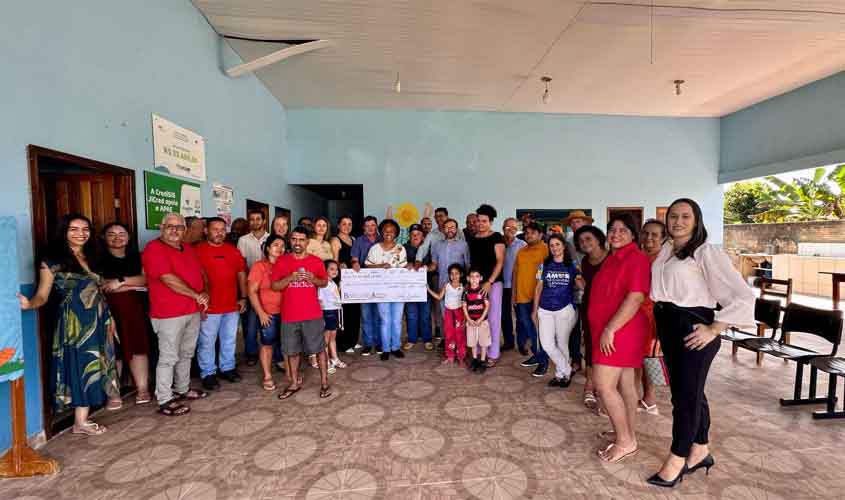 Deputada Sílvia Cristina participa da entrega de R$ 100 mil à Apae de Urupá