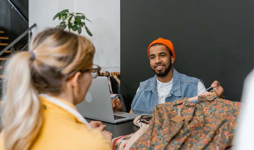 Como combinar tendências de moda com seu estilo?