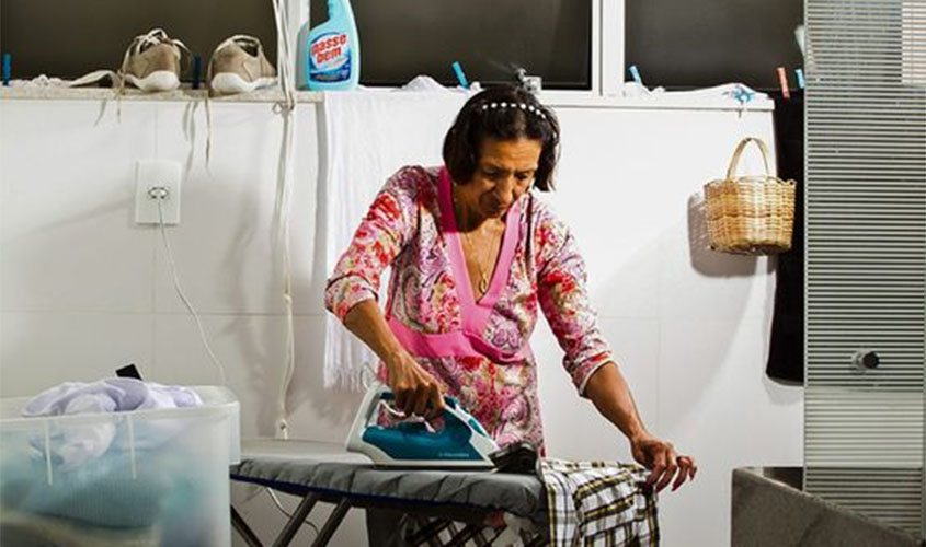 Equiparação de direitos faz cinco anos, mas covid-19 agrava desrespeito a domésticas