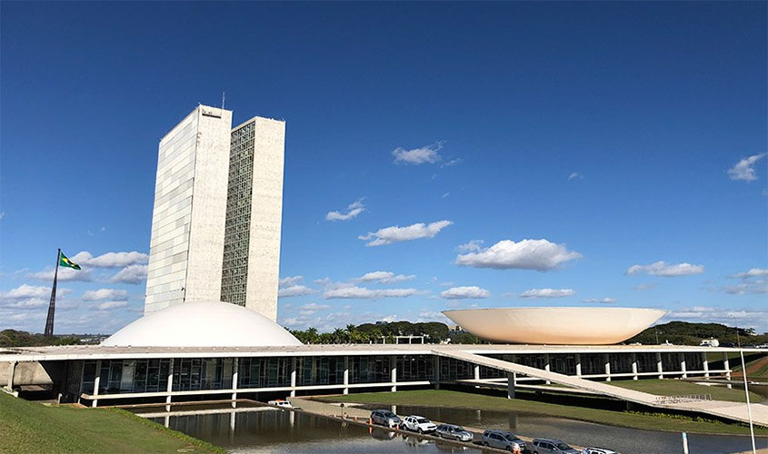 Para senadores, operação da PF mostra importância de projeto contra fake news