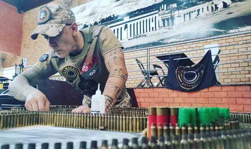 O renomado artista Rodrigo Camacho confecciona brasão de projéteis do 5º BPM de Porto Velho