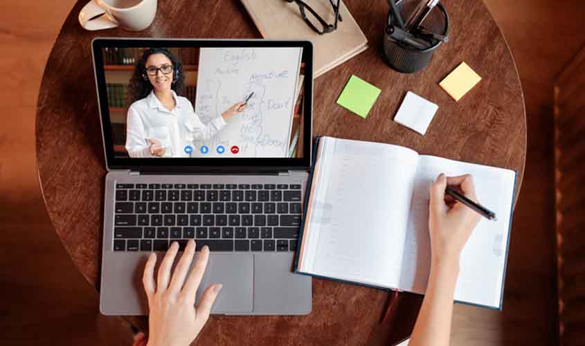 Trabalho de professora em plataforma digital será pago como hora extra