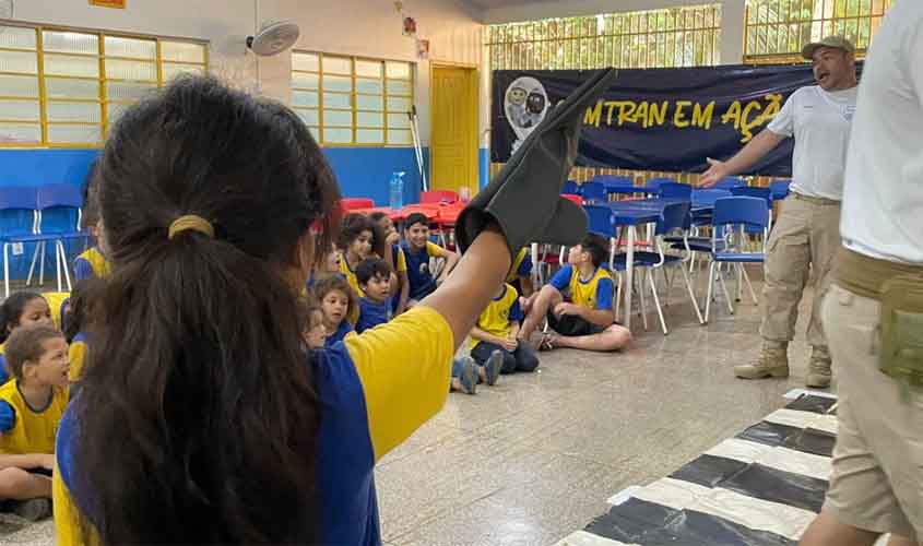 Semtran promove ação educativa na Escola Municipal Santo Antônio I