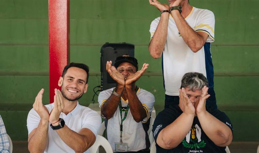 Entrega de ônibus reforça atendimento da APAE