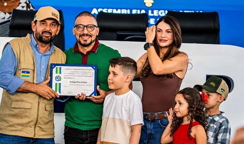 Rodrigo Guerreiro recebe homenagem da Alero na Rural Show