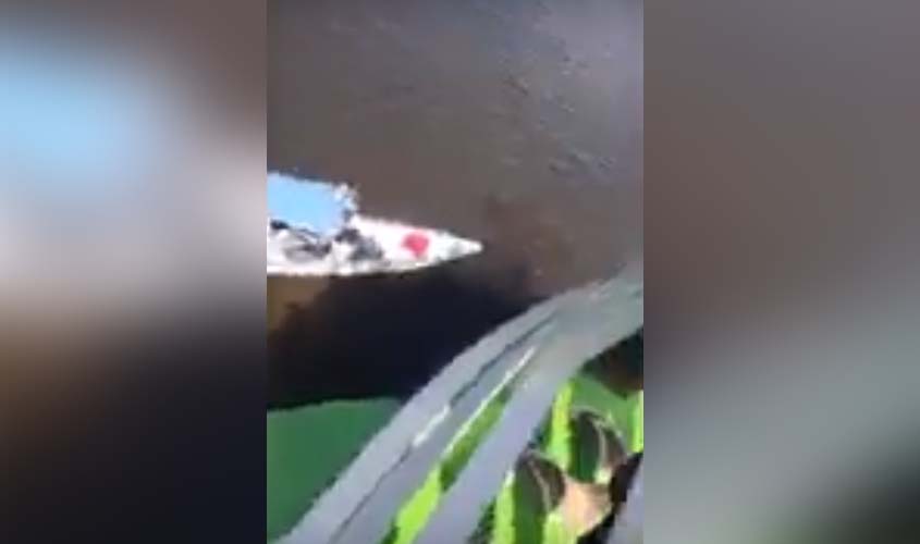 Vídeo mostra lancha com passageiros afundando após colidir com barco