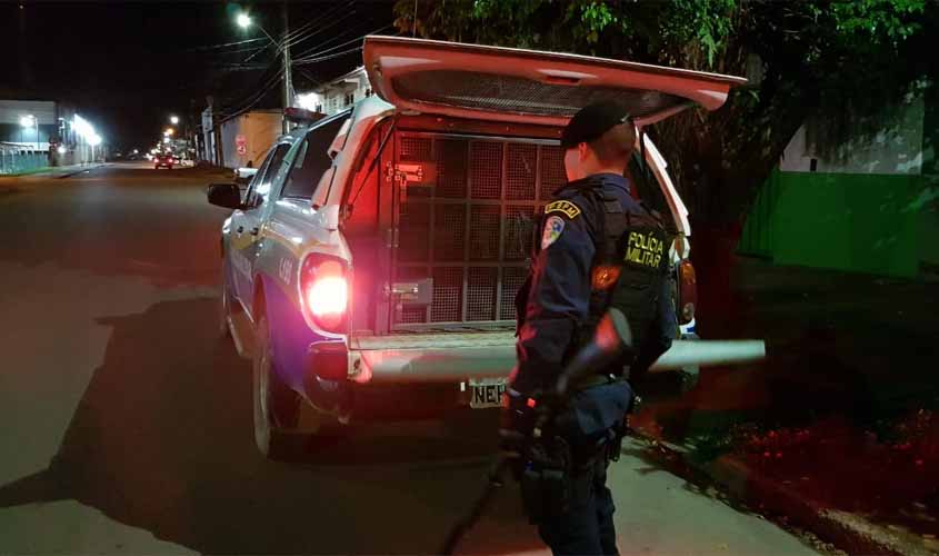 Mulher ciumenta é presa após atacar namorado com facadas na capital