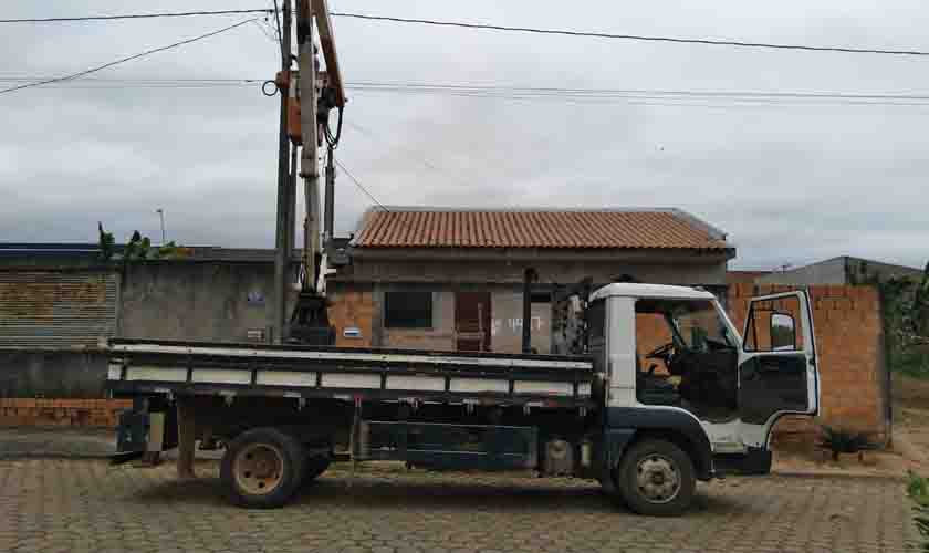 Manutenção na iluminação pública dia e noite