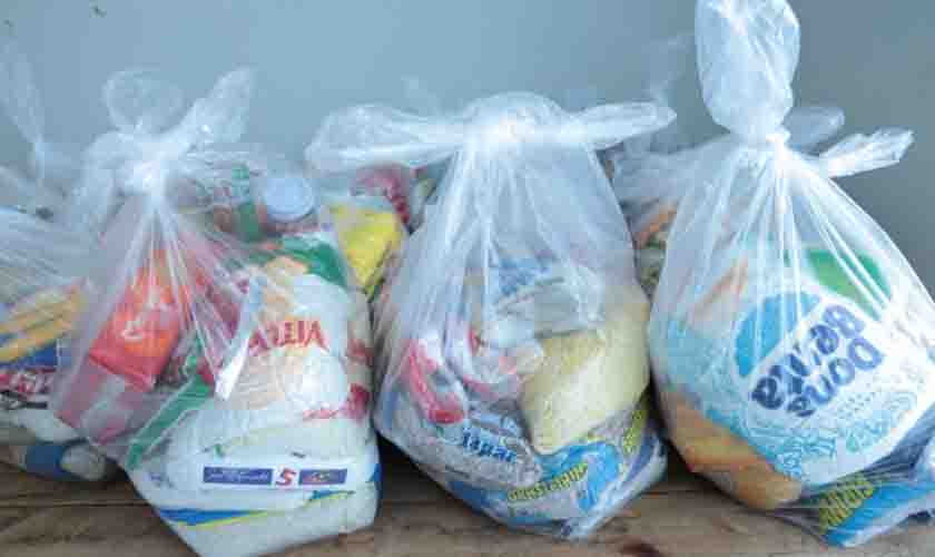 Campanha Vacina Contra a Fome arrecada alimentos durante drive-thru da vacinação