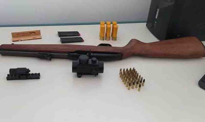 Polícia Militar apreende rifle e munições durante abordagem