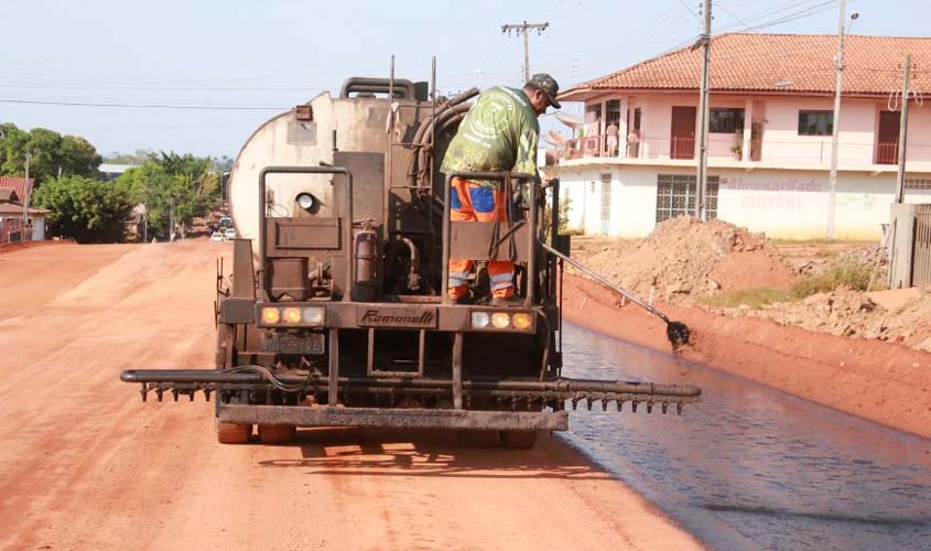 Obra de alargamento da pista na RO-135 recebe aplicação de material asfáltico