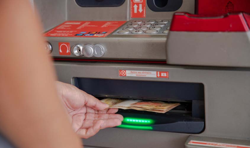 Prefeitura paga salários de junho e primeira parcela do 13º aos comissionados