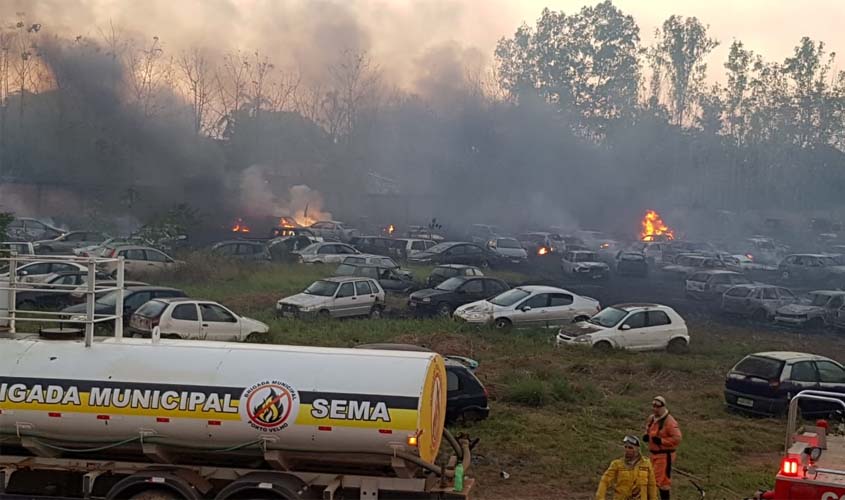 Incêndio de grandes proporções destrói dezenas de carros no pátio da Polícia Civil
