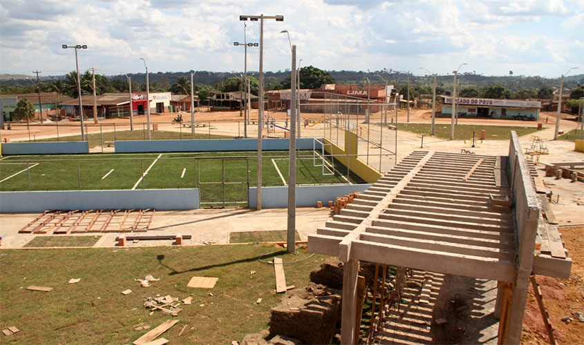 Praça multiuso proporciona lazer às pessoas e melhora até o comércio em União Bandeirantes