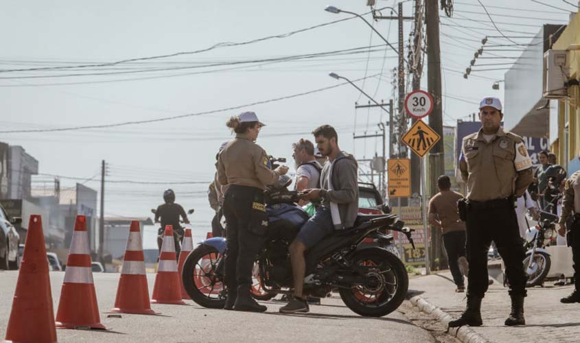 Blitz educativa conscientiza condutores sobre segurança no trânsito