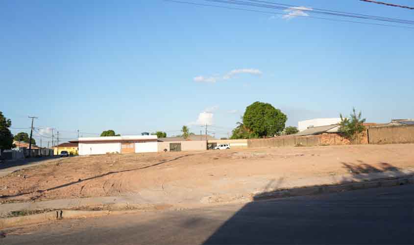 Prefeitura de Porto Velho atende moradores e limpa área verde usada de forma irregular como lixão na Zona Leste