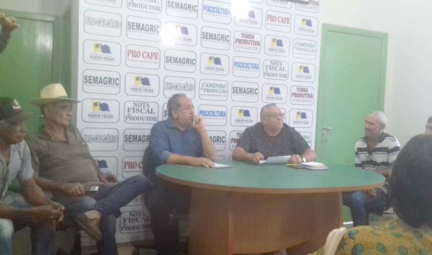 Secretário recebe agricultores da comunidade de Cujubim Grande
