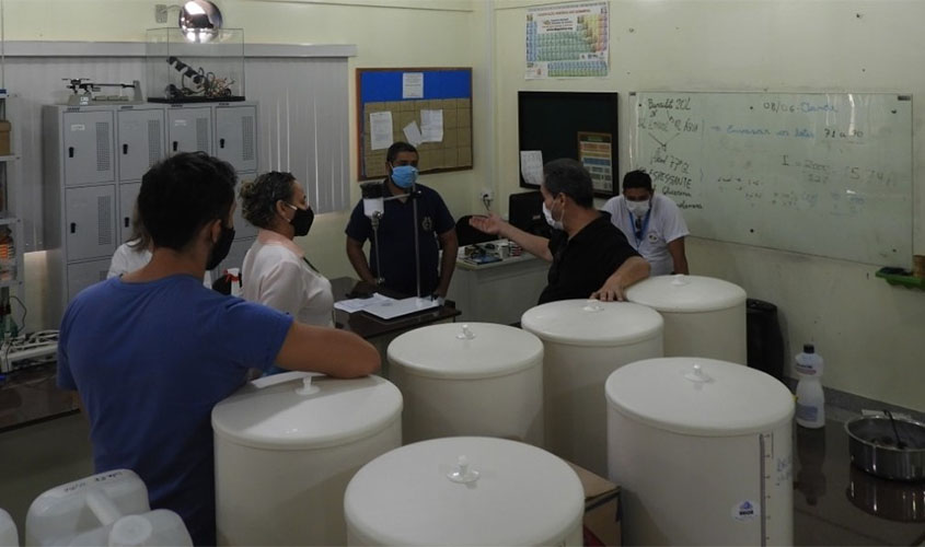 Técnicos da Agevisa fazem inspeção sanitária em laboratório de produção de álcool em gel em Instituto 