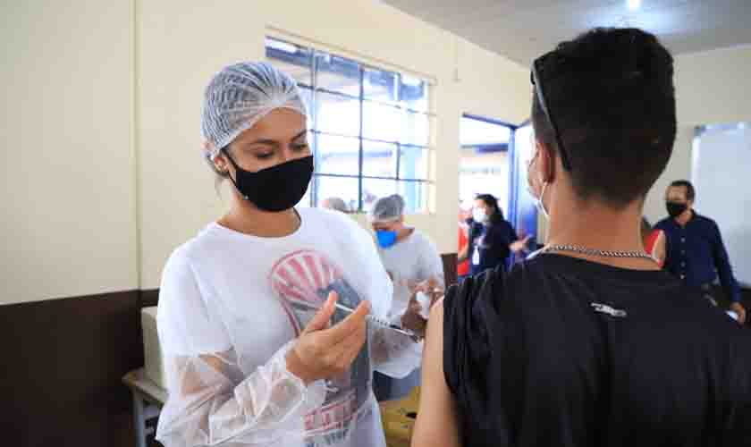 Escola Daniel Neri tem segundo dia de vacinação contra a covid-19 neste sábado (28)