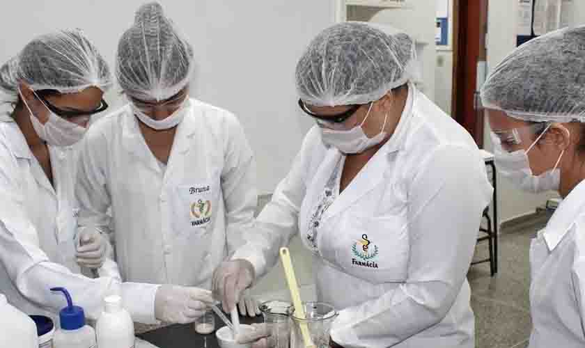 Curso de Farmácia do UNIFACIMED produz cosméticos em laboratório