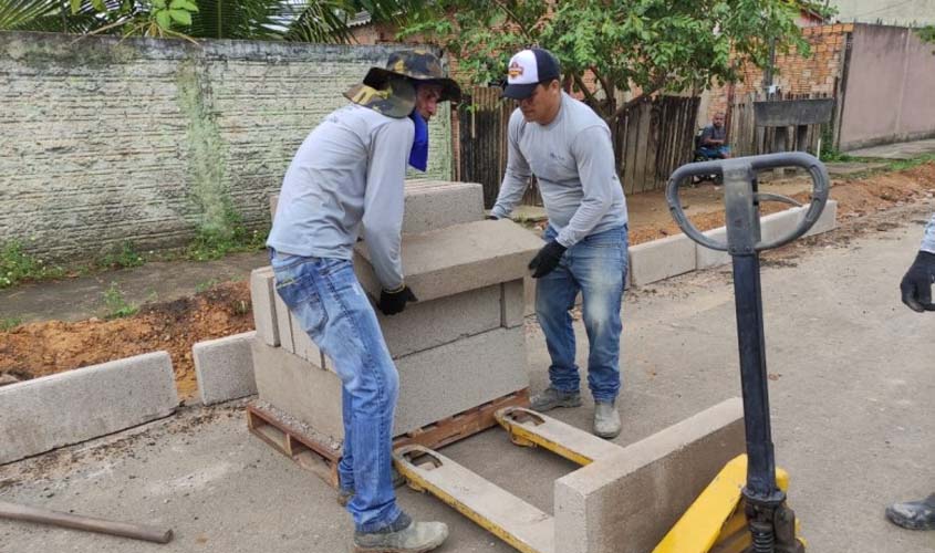 Obras de meio-fio e sarjeta avançam em bairros da zona Leste de Porto Velho